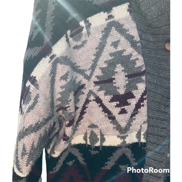 This is a American Eagle sweater size is S/P. - Picture 4 of 9